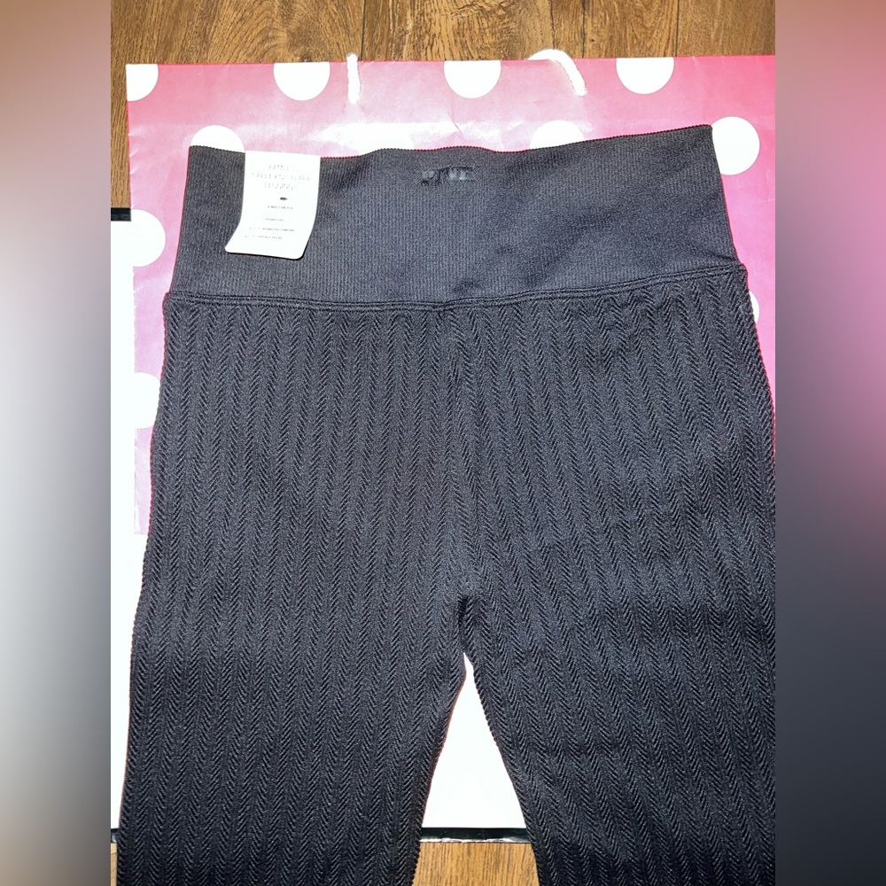 NWT VS PINK Size MEDIUM Black Seamless Cable Knit Flare Legging. - Picture 6 of 10